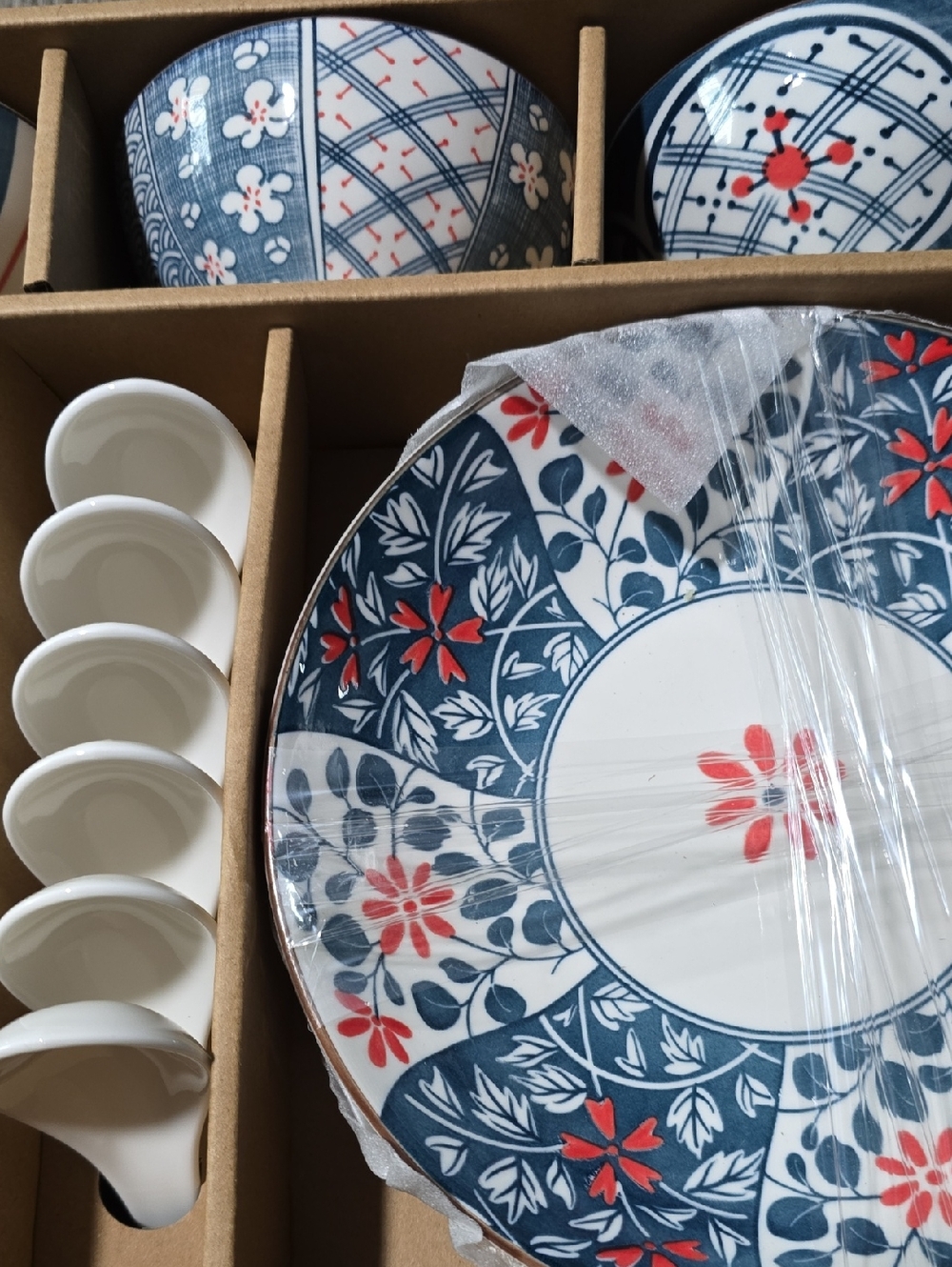 14-PIECE JAPANESE DINNERWARE SET, Blue Floral Ceramic Bowl and Plate Set - Picture 4 of 6